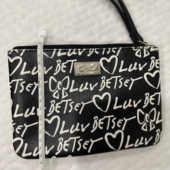 Luv Betsy Wristlet - Picture 4 of 7